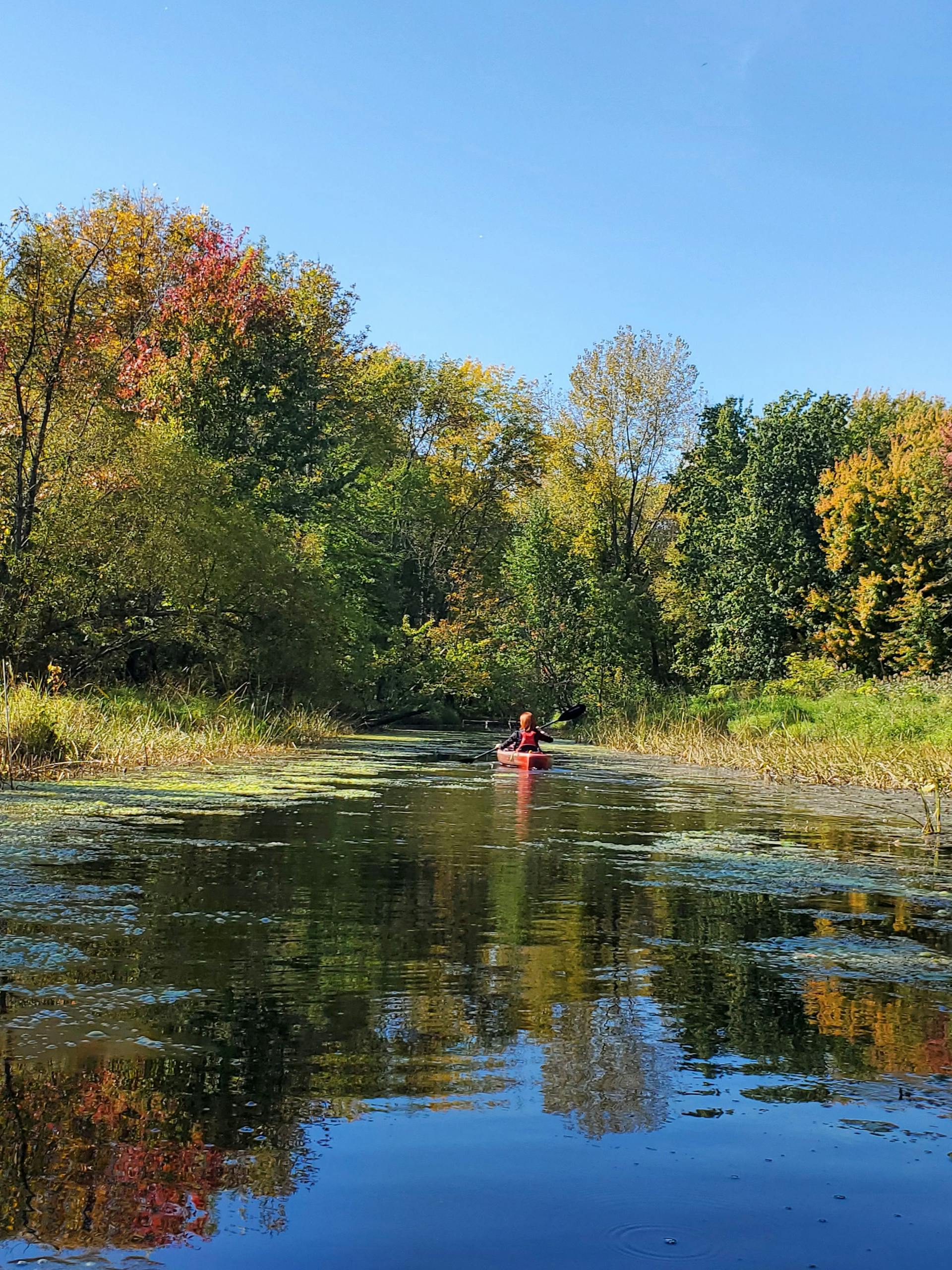 Personne en kayak dans le chenal