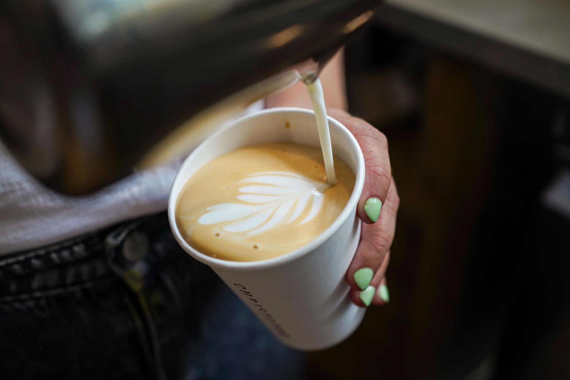 Personne faisant un latté