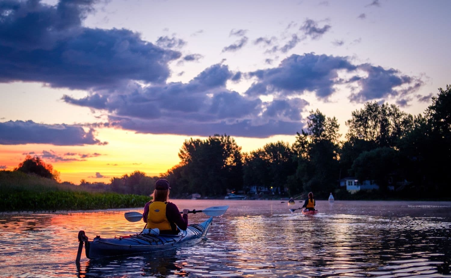 Des personnes en kayak sur un cours d'eau